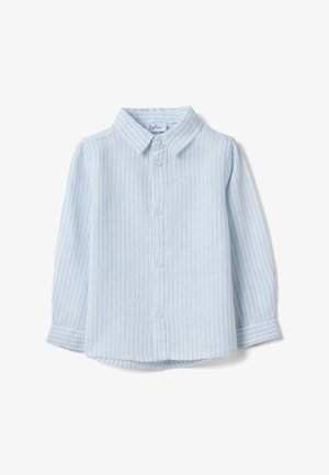 Camisa para niño pequeño de manga larga azul claro con rayas blancas verticales, cierre de botones en la parte delantera y cuello puntiagudo sobre un fondo blanco.