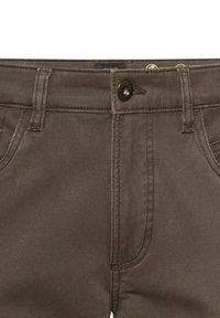 Braune Baumwollmischung-Hosen mit Knopfverschluss, Fünf-Taschen-Design und subtiler Textur. Gestickte Details am Bund.