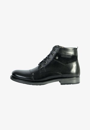 Bottines noires en cuir avec une finition lisse, bout rond et lacets. Présentent des accents en métal et un panneau texturé sur le côté.