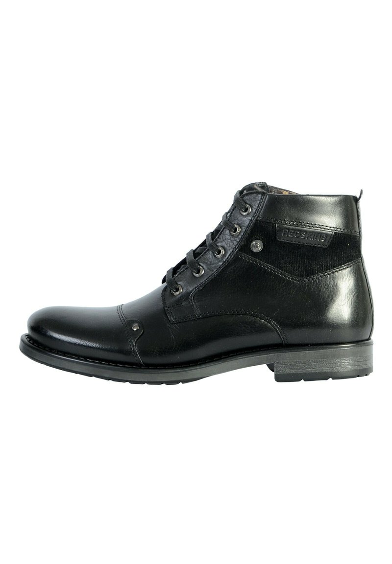 Bottines noires en cuir avec une finition lisse, bout rond et lacets. Présentent des accents en métal et un panneau texturé sur le côté.