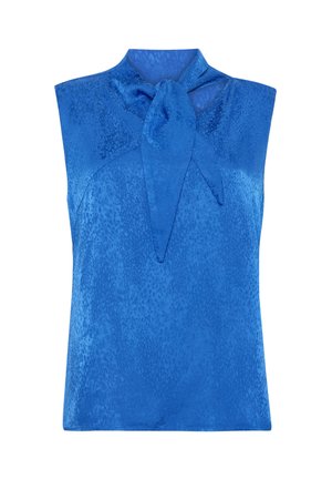 Blouse sans manches bleue avec un col haut et un nœud sur le devant, confectionnée dans un tissu lisse et texturé avec un motif subtil.