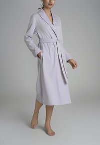 Accappatoio lavanda chiaro con colletto a quadri e cintura, dotato di maniche lunghe e tasche laterali, realizzato in tessuto morbido.