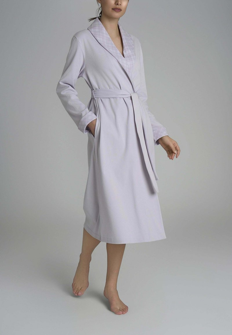 Accappatoio lavanda chiaro con colletto a quadri e cintura, dotato di maniche lunghe e tasche laterali, realizzato in tessuto morbido.