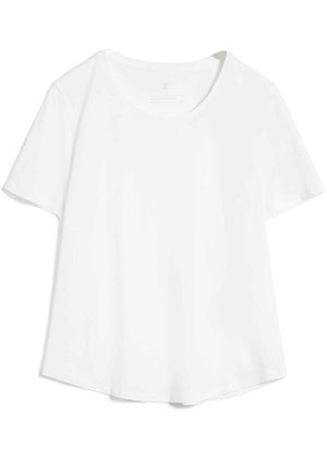 Prosty biały T-shirt z krótkim rękawem i okrągłym dekoltem, ułożony na płasko, z lekko zakrzywionym dołem i miękką, lekką strukturą tkaniny.