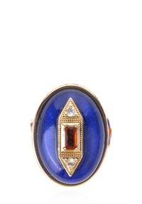 Bague ovale avec une base en émail bleu profond, des accents dorés délicats, une pierre centrale en citrine rectangulaire et deux petites pierres claires.