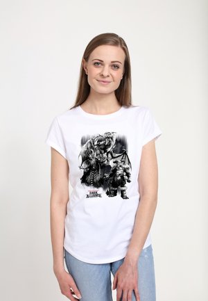 Hvid bomulds T-shirt med et sort og gråt grafisk print af fantasiskikkelser med teksten "DARK ALLIANCE" nedenfor. Korte ærmer, afslappet pasform.