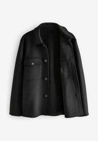 Jachetă neagră din lână cu guler clasic, nasturi frontali și două buzunare pentru piept cu clapete. Material moale, texturat, cu un design simplu.