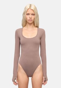 Bodysuit a maniche lunghe in taupe, con scollatura a barca, design aderente, texture a costine e aperture delle gambe alte.