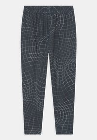 Legginsy z ciemnego materiału w biały wzór siatki. Elastyczny pas, rozciągliwy materiał, dopasowany krój, odpowiednie do aktywności fizycznej.