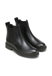 Stivaletti Chelsea in pelle nera con pannelli laterali elastici, finitura liscia, punta arrotondata e tacco basso a blocco. Design robusto ma flessibile.