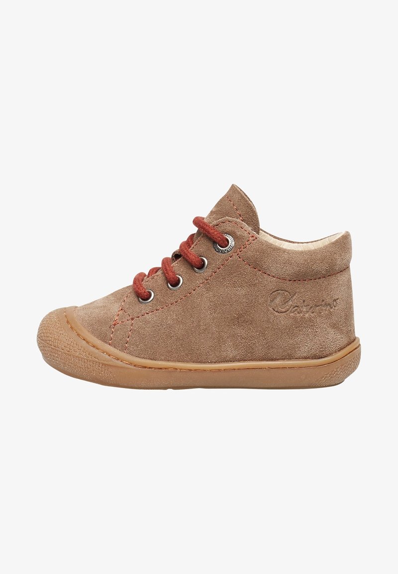 Baskets en daim marron pour tout-petit avec semelle en caoutchouc, lacets rouges, œillets métalliques et logo embossé sur le côté, présentées de profil sur fond blanc.