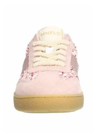Sneaker in suede rosa con dettagli in tessuto floreale e suola in gomma color beige chiaro. Presenta lacci tondi e una linguetta imbottita bianca sporca contrassegnata con "MNFLD".