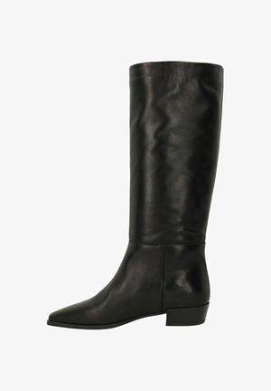 Schwarze Lederstiefel bis zum Knie mit einer spitzen Zehe, niedrigem Blockabsatz und glatter Textur, die ein einfaches und klassisches Design aufweisen.