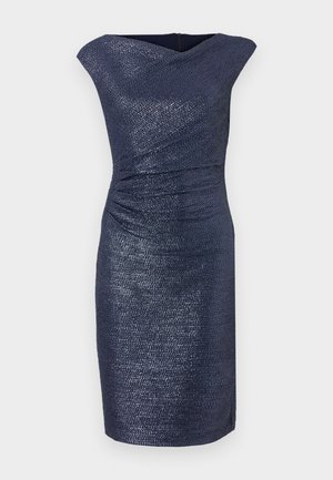 Vestido azul marino hasta la rodilla con un acabado texturizado, que presenta un escote drapeado y fruncidos en la cintura para una silueta ajustada.