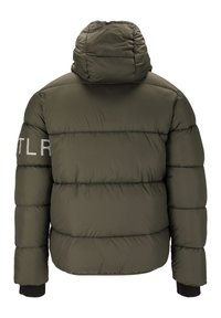 Olivgrön puffjacka med huva, quiltad design, ribbade ärmar och en vit logotyp tryckt på vänster axel.