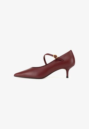 Burgunderfarbene Lederpumps mit spitzem Schuhkopf, schlankem Kitten-Heel und Knöchelriemen mit goldener Schnalle. Glatte Oberfläche und minimalistisches Design.