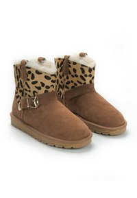 Botines cortos de ante marrón con parte superior de estampado de leopardo, forro de piel sintética y una correa decorativa con hebilla. Suela de goma plana para mejor tracción.