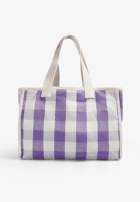Bolsa de tela a rayas moradas y blancas con cuerpo rígido y dos asas de tela resistentes. Superficie texturizada con una forma estructurada.
