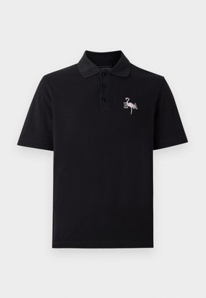 Camisa polo negra hecha de suave algodón. Presenta una tapeta de tres botones y un pequeño diseño bordado de flamenco con "E.A." en el pecho.
