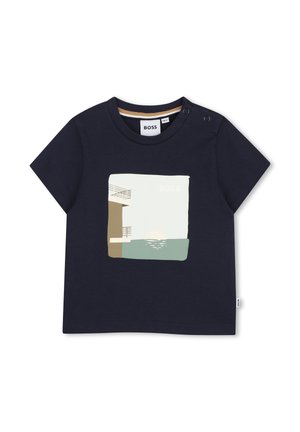 T-shirt bleu marine pour tout-petit avec manches courtes, boutons pression à l'épaule, et un motif représentant un balcon et un coucher de soleil sur l'eau, étiqueté « BOSS ».