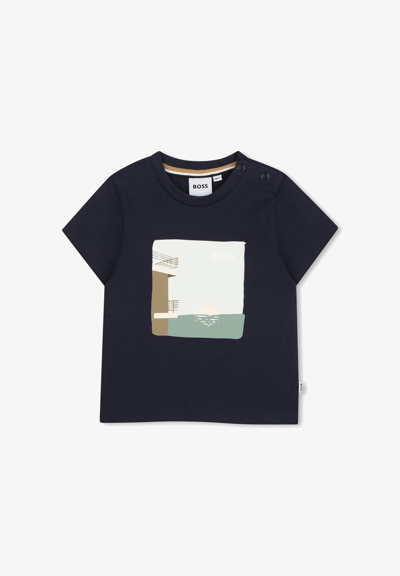T-shirt bleu marine pour tout-petit avec manches courtes, boutons pression à l'épaule, et un motif représentant un balcon et un coucher de soleil sur l'eau, étiqueté « BOSS ».