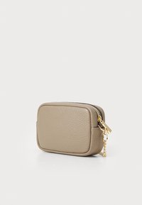 Rechthoekige beige leren pouch met textuurafwerking, voorzien van een gouden rits en kettingaccent, compact ontwerp geschikt voor kleine essentials.