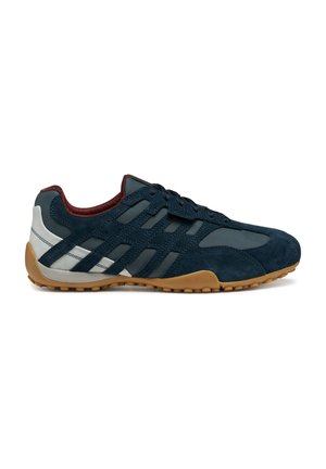 Niebieskie zamszowe sneakersy z szarymi akcentami, z teksturowaną cholewką, gumową podeszwą oraz systemem sznurowania z ukośnymi paskami po boku.