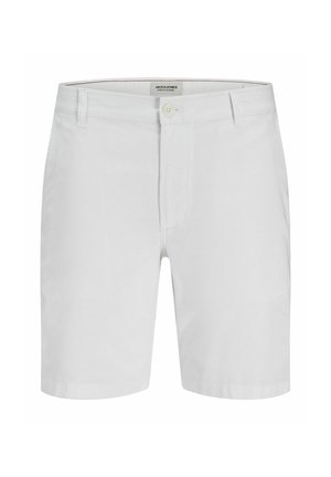 Shorts en coton blancs avec une fermeture à bouton, des passants de ceinture et un design à l'avant plat. Texture lisse et jambes droites. Idéaux pour une tenue décontractée.
