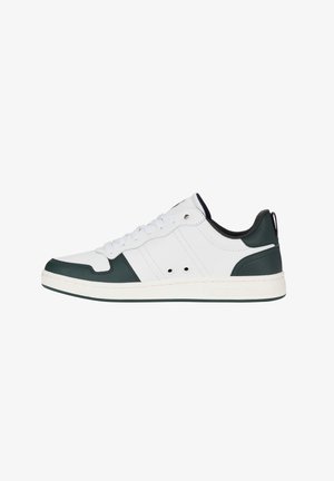 Fehér sneaker sötétzöld részletekkel, sima bőr felső résszel, fűzős elemmel és gumitalppal. Minimalista dizájn perforációkkal.