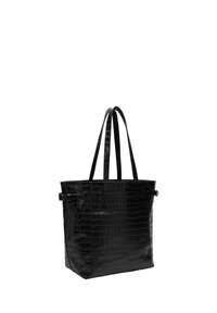 sac fourre-tout noir en cuir crocodile avec une finition brillante, deux longues poignées, ouverture sur le dessus et accents en métal sur les côtés, en forme rectangulaire.