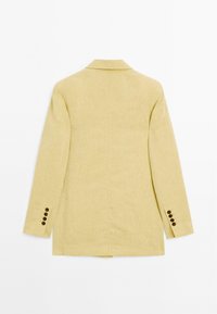 Hellgelbes Blazer von hinten betrachtet, mit einem Reverskragen und sechs Knopfdetails am Ärmel.