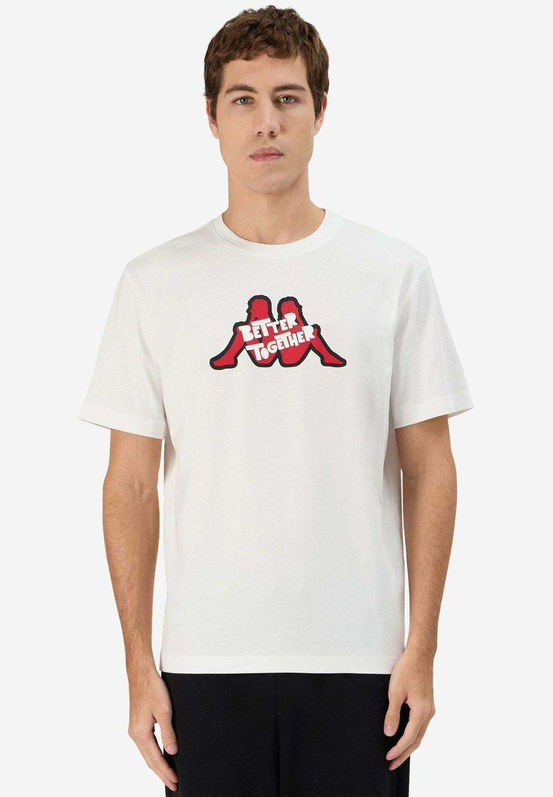 T-shirt in cotone bianco con grafica rossa "BETTER TOGETHER" e design silhouette. Maniche corte e scollatura a girocollo.