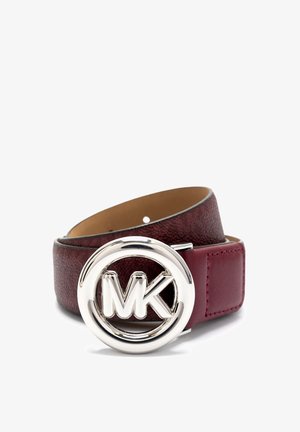 Ceinture en cuir bordeaux avec une texture lisse, dotée d'une boucle en métal argenté ronde avec les lettres gravées "MK" à l'intérieur d'un cercle.
