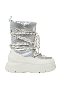 Bota de puf plateada con tobillo alto, suela de plataforma blanca y cordones a rayas. Presenta una textura suave y un acabado brillante.