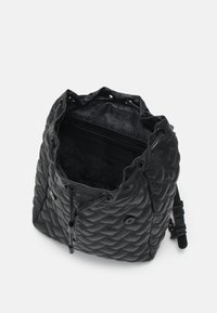 Czarna pikowana torba typu bucket z zapięciem na sznurek, gładką teksturą i wzorzystym wnętrzem, z kieszenią na zamek i regulowanym paskiem.