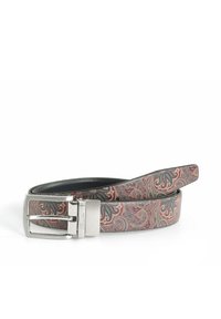 Leder Gürtel mit einem Paisley-Muster in Rot-, Blau- und Grüntönen. Silberne Metallschnalle mit zwei Zacken. Glatte Textur, flache Form.