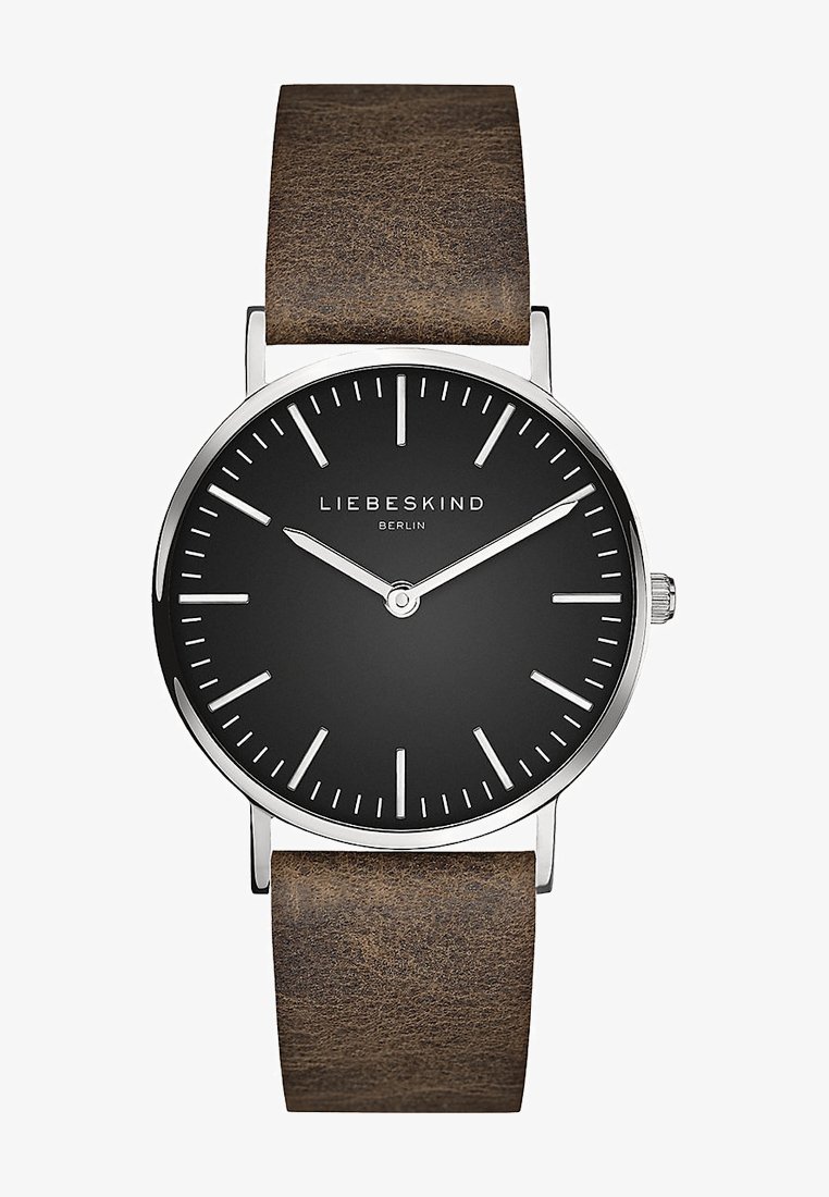 Montre à cadran noir avec boîtier en argent ; marqueurs d'heure blancs ; bracelet en cuir marron ; design minimaliste ; pas de chiffres, aiguilles simples pour l'heure et les minutes.