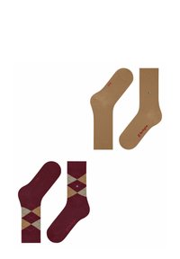 Due paia di calzini esposti: uno in tinta unita beige con logo, l'altro bordeaux con motivo a rombi e accenti chiari.