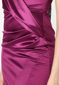 Rochie ajustată din satin purpuriu închis, cu textură pliată, detalii de pliuri și finisaj neted pe laterala cusăturii.
