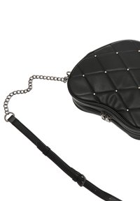 Borsa a spalla nera trapuntata in pelle ecologica, con borchie argentate, tracolla a catena e chiusura con zip.