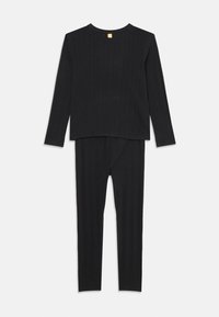 Čierna súprava s dlhými rukávmi a legínami, so zvrásnenou štruktúrou a rovno strihaným dizajnom. Vyrobená z jemného, flexibilného materiálu.