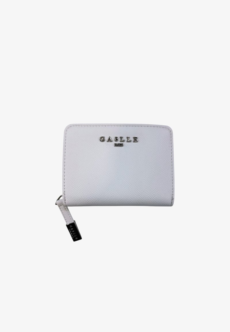 Portafoglio in pelle bianca con superficie testurizzata, dettagli in metallo argentato e logo "GASLLE PARIS" stampato sul davanti. Rifinitura con zip sul lato.