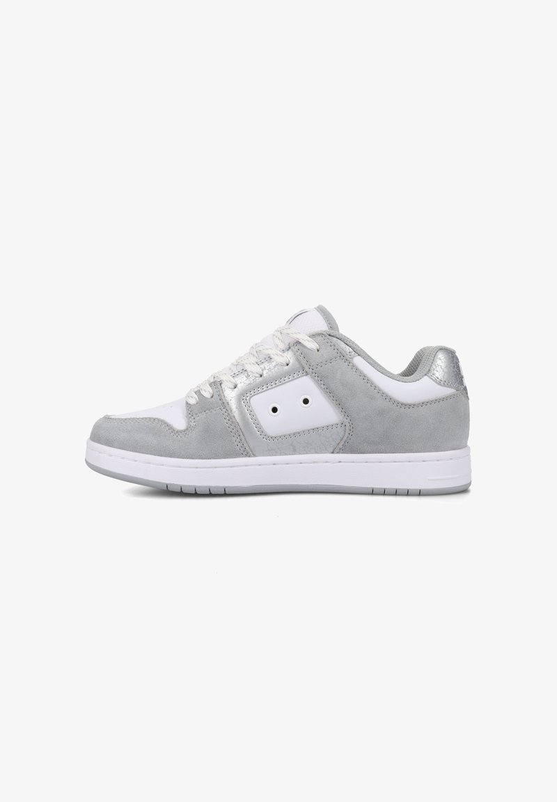 Zapatillas de ante gris con acentos de cuero blanco, cordones blancos y un talón plateado texturizado. Diseño de puntera redonda y suela acolchada.