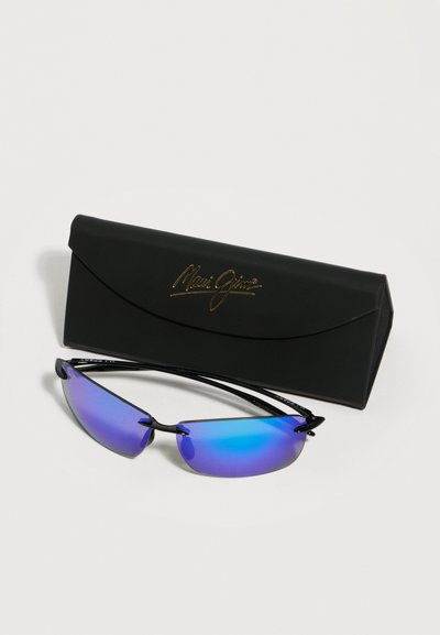 Μαύρα γυαλιά ηλίου χωρίς πλαίσιο με μπλε καθρεφτιστικούς φακούς δίπλα σε μαύρη θήκη με ανάγλυφο χρυσό λογότυπο «Maui Jim».