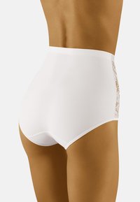 Witte high-waisted onderbroek met een kanten accent aan de zijkant, gemaakt van soepel stof en met een aansluitende pasvorm voor comfort.