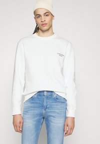 Calvin Klein Jeans FLOWER LOGO RELAXED CREW NECK - Sweatshirt - bright white