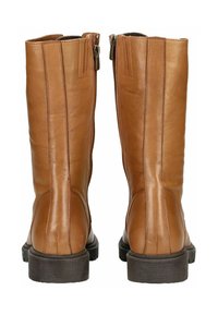 Bruine leren kniehoge laarzen met een gladde textuur, uitgerust met zijritsen en een stevige donkere rubberen zool.