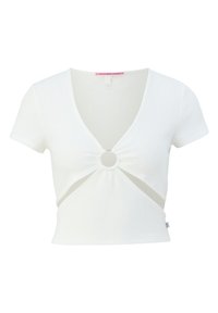 Bílý pruhovaný crop top s hlubokým V-výstřihem, krátkými rukávy a předním výřezem s kulatým akcentem uprostřed. Hladká textura.