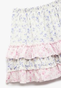 Falda de flores con volantes y capas en tonos pastel de rosa y azul. Presenta una tela ligera con pequeños patrones de flores y una cinturilla elástica.