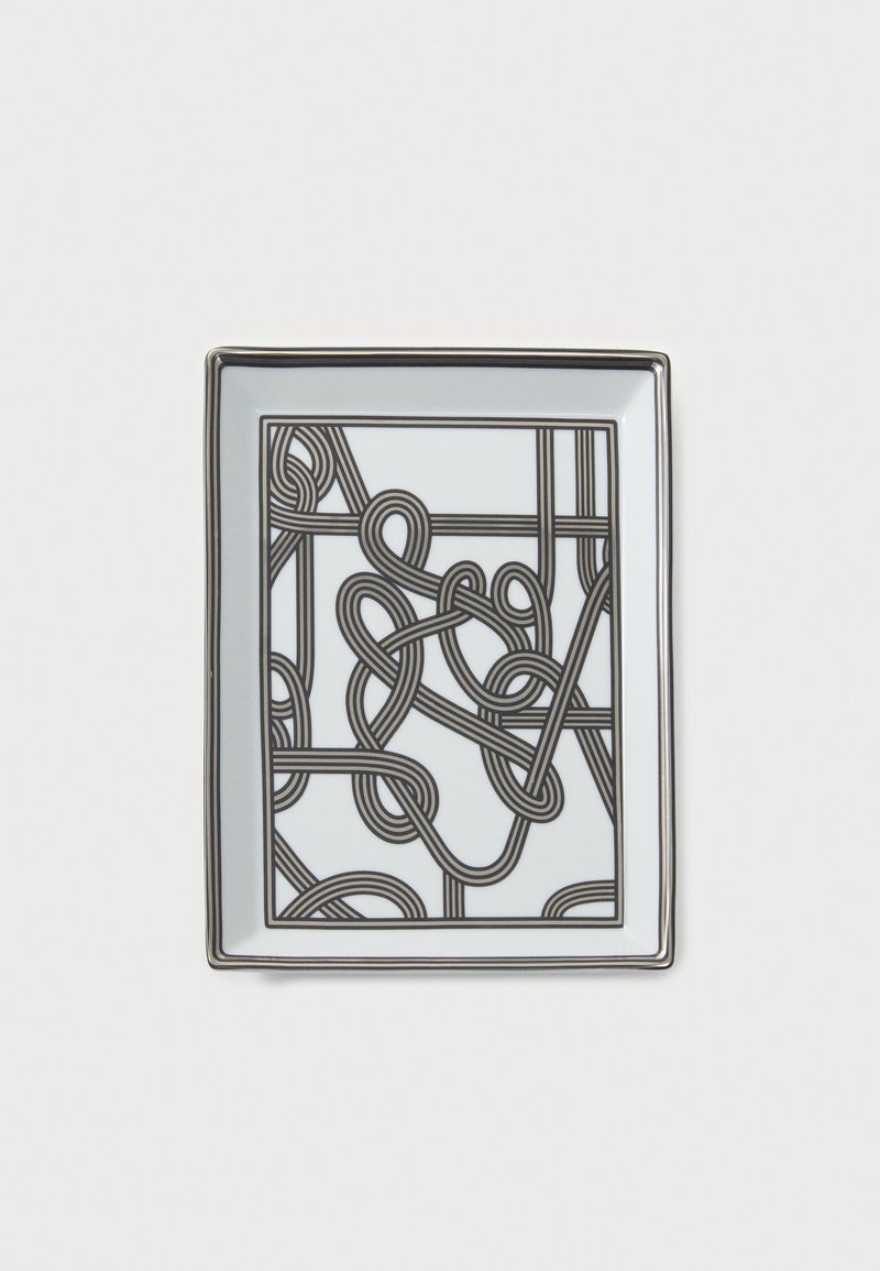 Rechthoekig bord met een lichtblauwe basis en een ingewikkeld zwart lijnpatroon. Omrand met een dunne metallic zilveren rand.